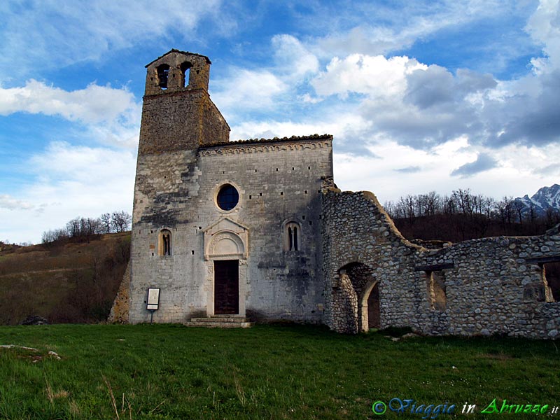 21-P3292311+.jpg - 21-P3292311+.jpg - L'antica chiesa di "S. Giovanni ad Insulam" (XII sec.) e le rovine del Monastero Benedettino.
